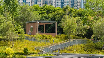 山顶凉亭地势较高，可俯瞰广阔的公园景色。凉亭以细条木格围绕，营造出舒适的环境，可供休憩和沉思。